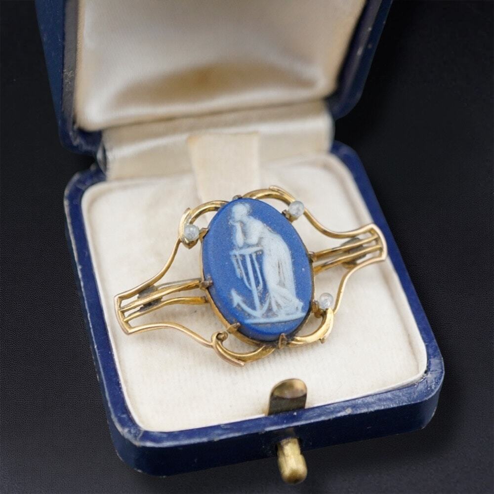 Antique‎ Wedgwood Jasperware Cameo Brooch Blue White Maiden Anchor Gold Tone JHF